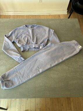 Girls sweatsuit 
Cropped sweatshirt
Pocket back sweatpants